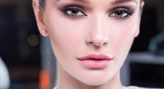 Joven con mirada atractiva y sensual porque tiene el foxy eyes o lifting de cejas