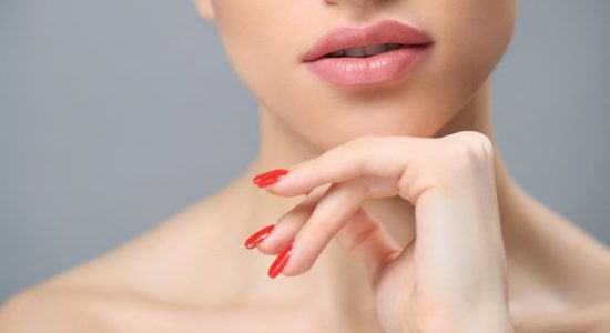 Rojos de mujer que se hizo uno de los tratamientos voluminizadores para labios